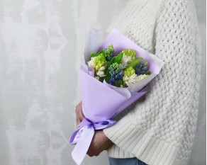 Букет з 7 гіацинтів у стильній упаковці