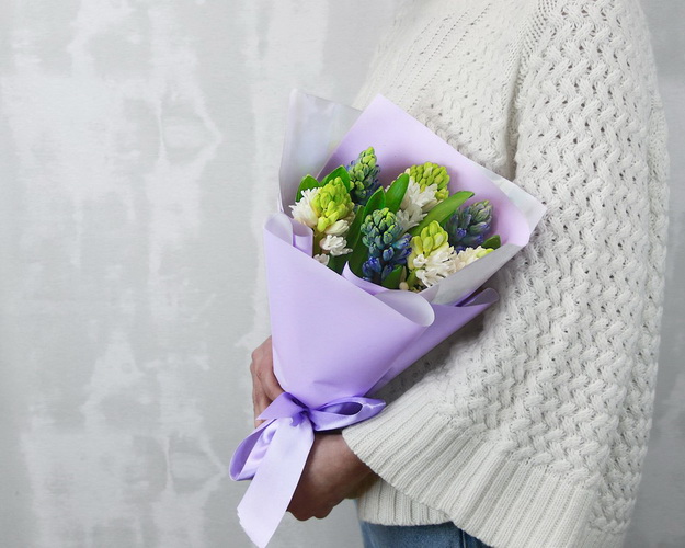 Букет з 7 гіацинтів у стильній упаковці