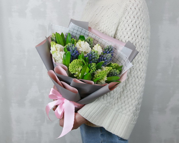 Букет з 19 гіацинтів у стильній упаковці