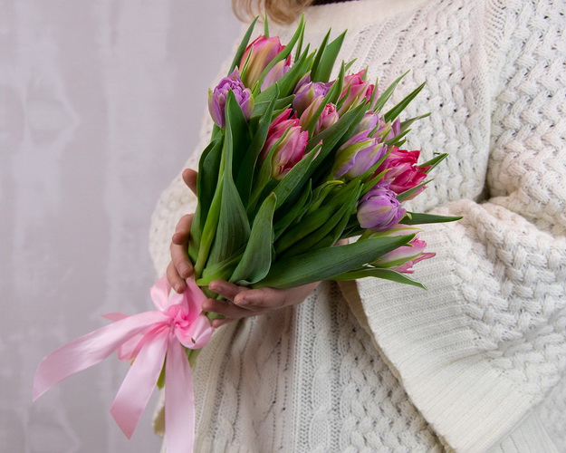 Букет із 15 тюльпанів піоноподібних мікс під стрічку