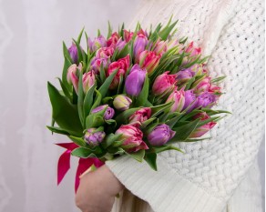 Букет із 35 тюльпанів піоноподібних мікс під стрічку