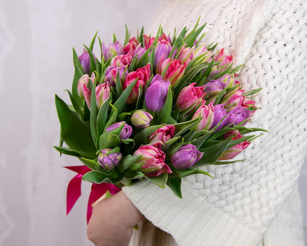 Букет із 35 тюльпанів піоноподібних мікс під стрічку