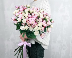 Букет із 15 кущових троянд ніжний мікс під стрічку