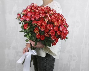 Букет з 15 троянд кущових яскравий мікс під стрічку