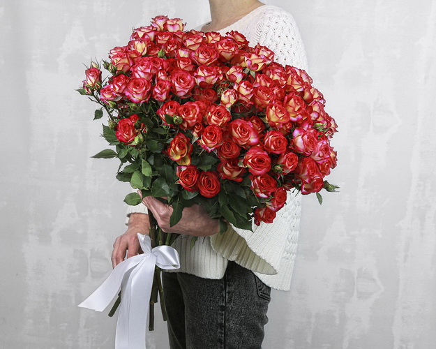 Букет з 15 троянд кущових яскравий мікс під стрічку