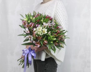 Букет із 25 альстромерій ніжний мікс під стрічку