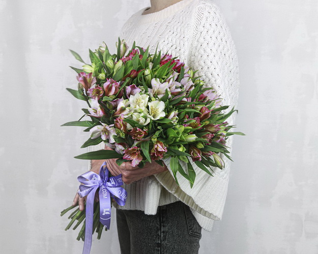 Букет із 25 альстромерій ніжний мікс під стрічку