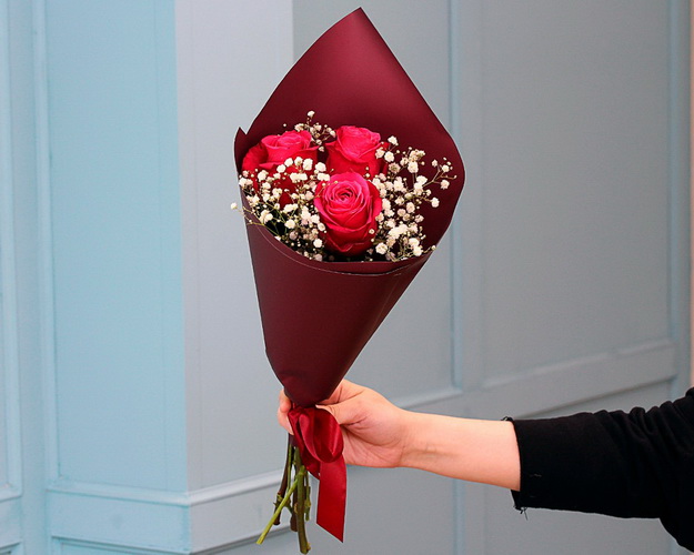 Букет із 3 малинових троянди