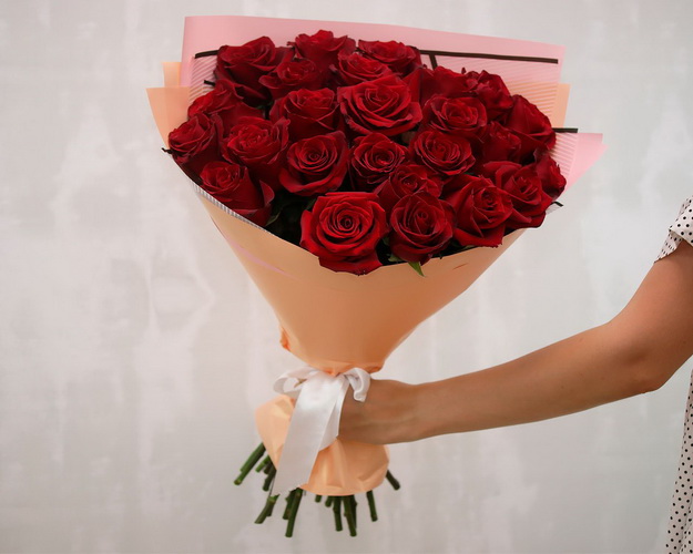 Букет із 21 троянди червоної в упакуванні