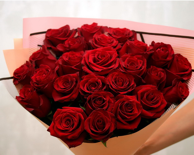 Букет із 21 троянди червоної в упакуванні