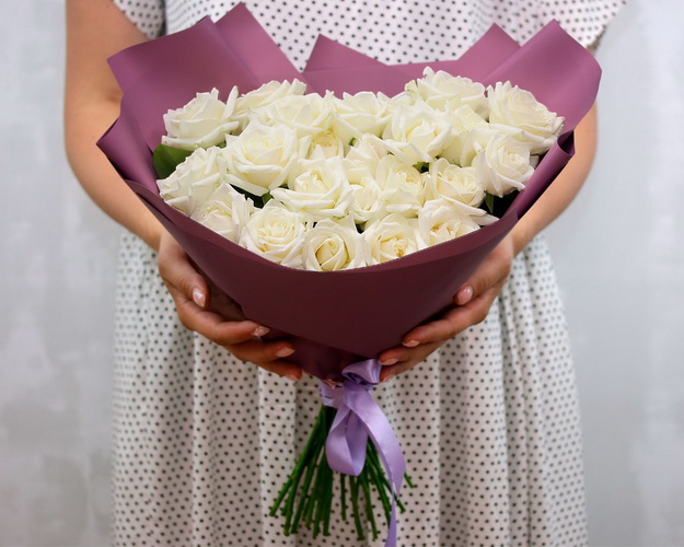 Букет з 25 білих троянд в упакуванні