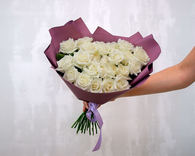 Букет з 25 білих троянд в упакуванні