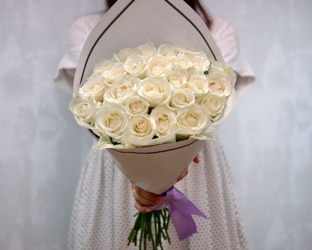 Букет із 25 білих троянд в упакуванні