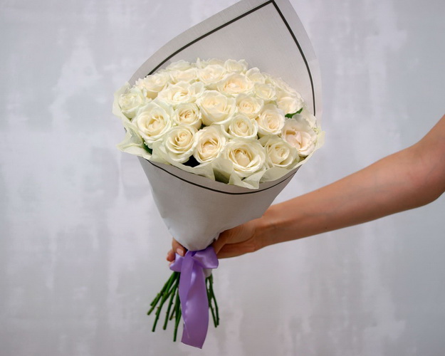 Букет із 25 білих троянд в упакуванні