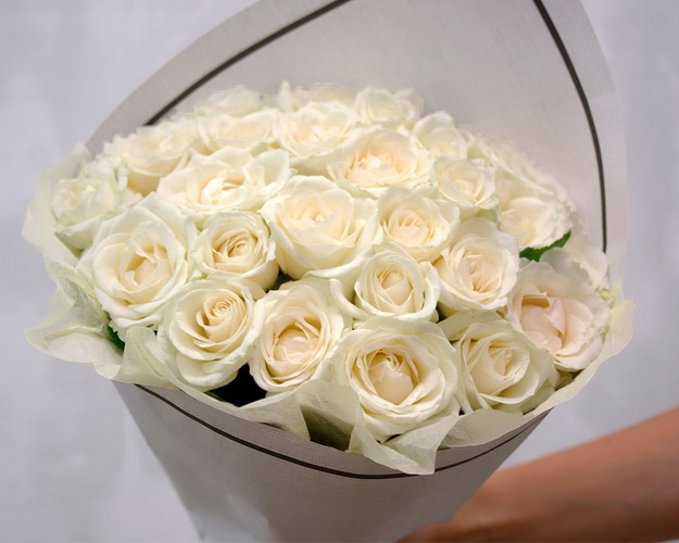 Букет із 25 білих троянд в упакуванні
