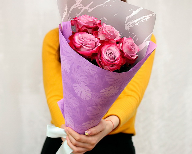 Букет із 5 бузкових високих троянд в упакуванні