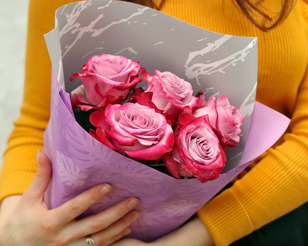 Букет із 5 бузкових високих троянд в упакуванні