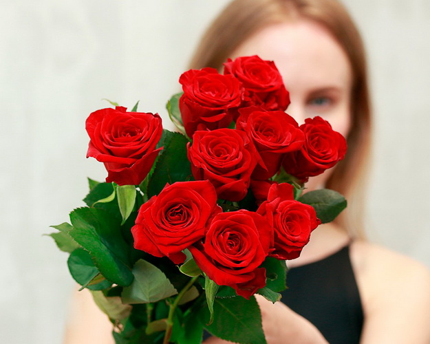 Букет із 9 червоних троянд під атласну стрічку.