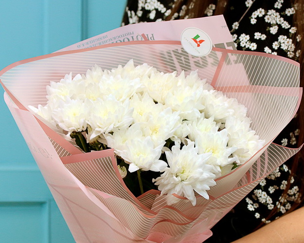 Букет із 5 білих кущових хризантем в стильній упаковці