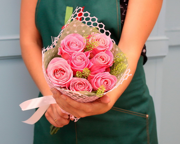 Букет із 7 рожевих троянд в упакуванні