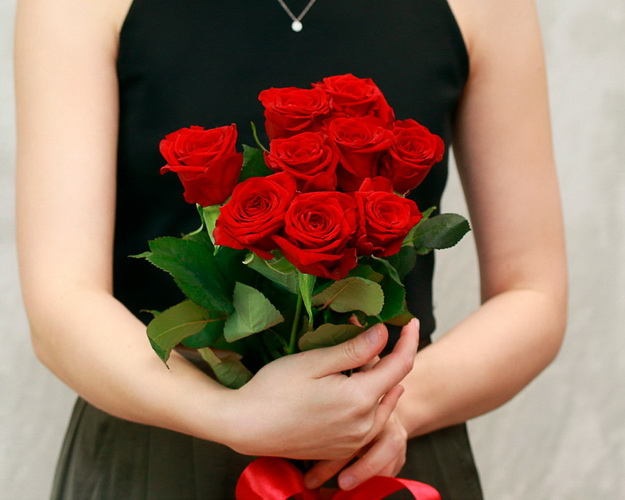 Букет із 9 червоних троянд під атласну стрічку.