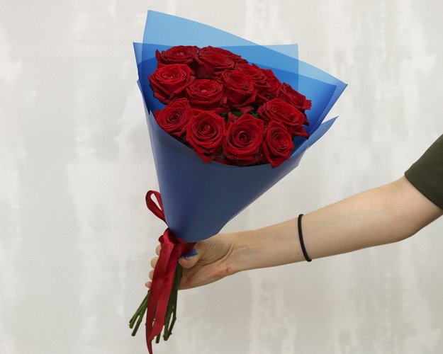 Букет із 15 троянд в упакуванні