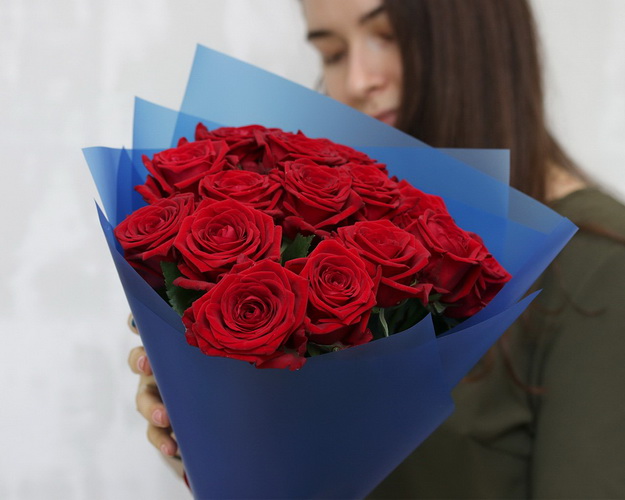 Букет із 15 троянд в упакуванні