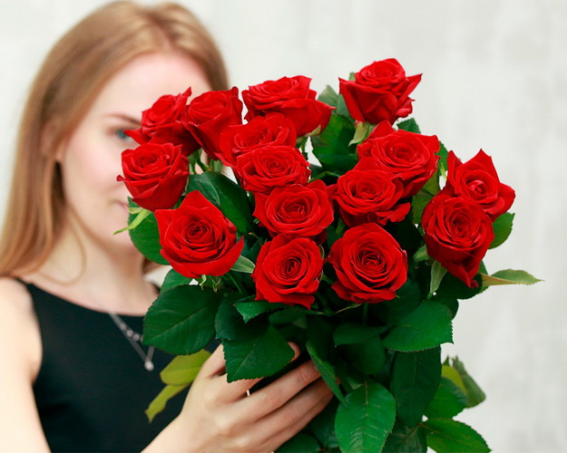 Букет із 15 троянд під стрічку