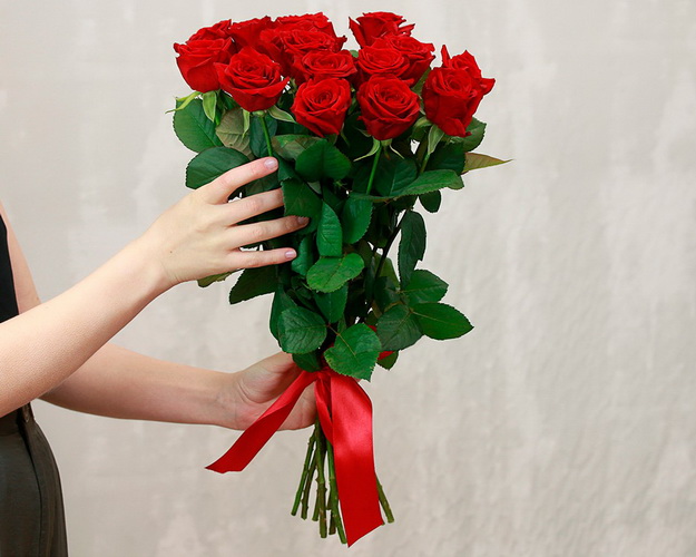 Букет із 15 троянд під стрічку