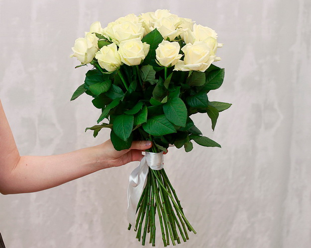 Букет із 19 білих троянд під стрічку
