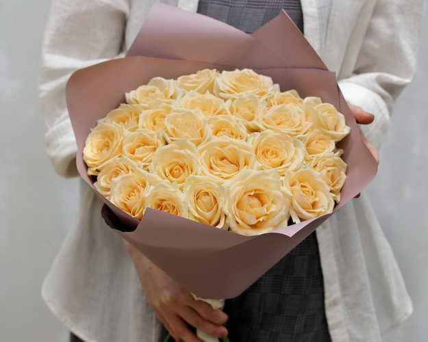 Букет із 25 кремових троянд в упакуванні