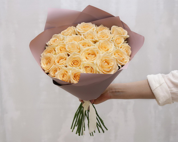 Букет із 25 кремових троянд в упакуванні
