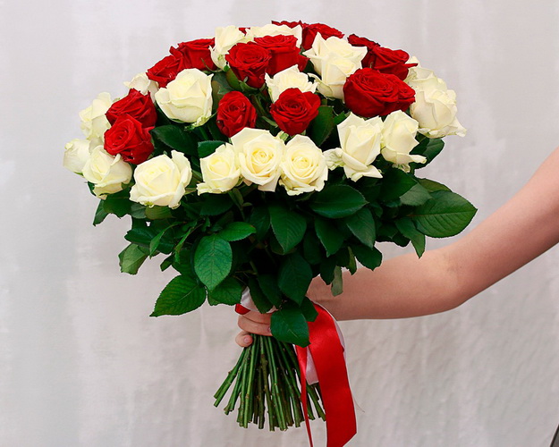 Букет із 51 троянди мік під атласну стрічку