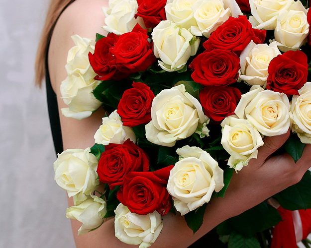 Букет із 51 троянди мік під атласну стрічку