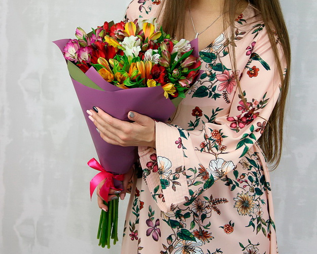 Букет із 15 альстромерій мікс у стильній упаковці.