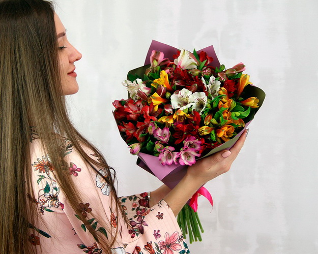 Букет із 15 альстромерій мікс у стильній упаковці.
