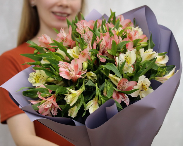 Букет із 15 альстромерій ніжний мікс у дизайнерській упаковці