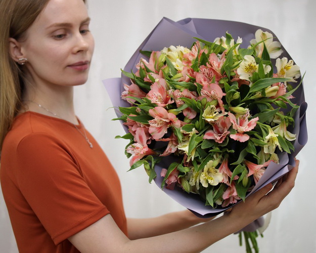 Букет із 15 альстромерій ніжний мікс у дизайнерській упаковці