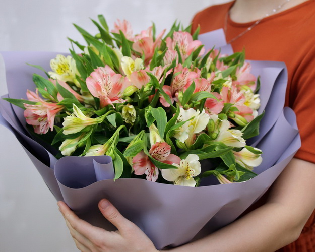 Букет із 15 альстромерій ніжний мікс у дизайнерській упаковці