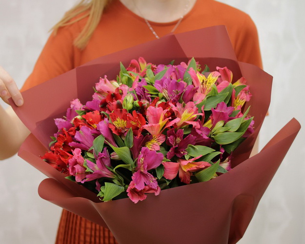 Букет із 17 альстромерій яскравий мікс у стильній упаковці.