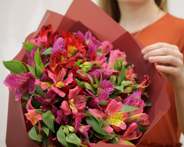 Букет із 17 альстромерій яскравий мікс у стильній упаковці.