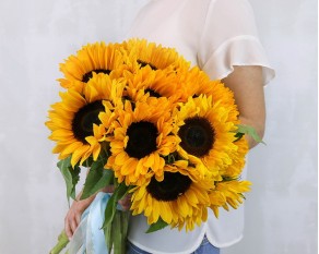 Букет із 15 соняшників під стрічку
