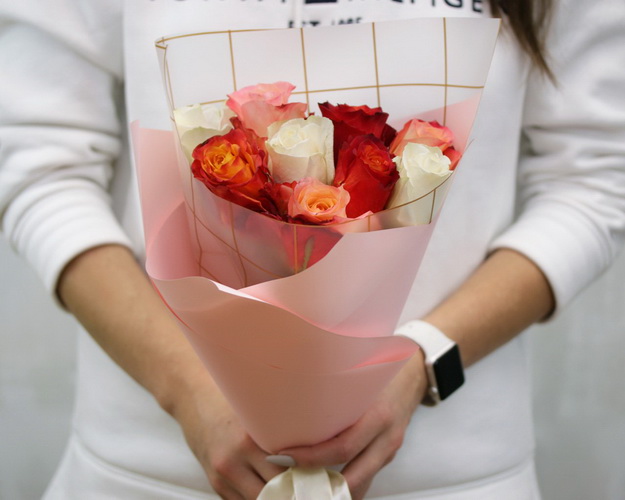 Букет з 9 троянд мікс у стильній упаковці