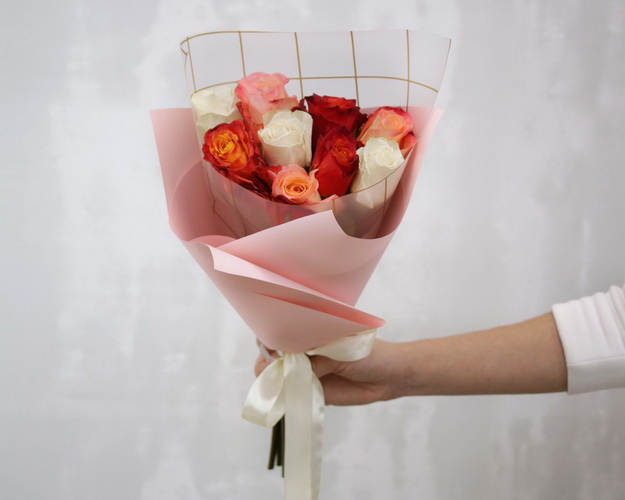 Букет з 9 троянд мікс у стильній упаковці