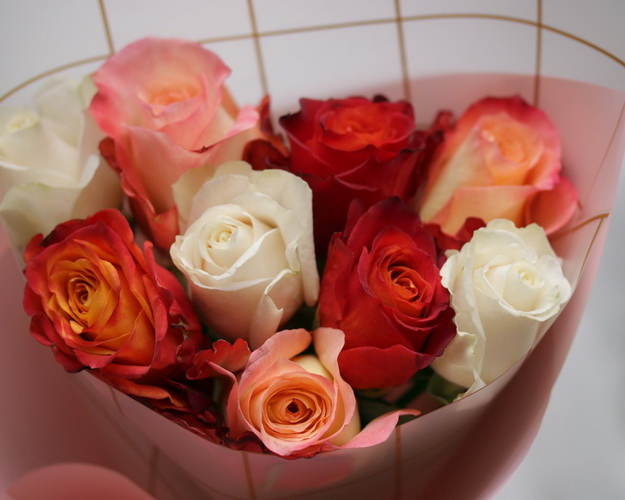 Букет з 9 троянд мікс у стильній упаковці