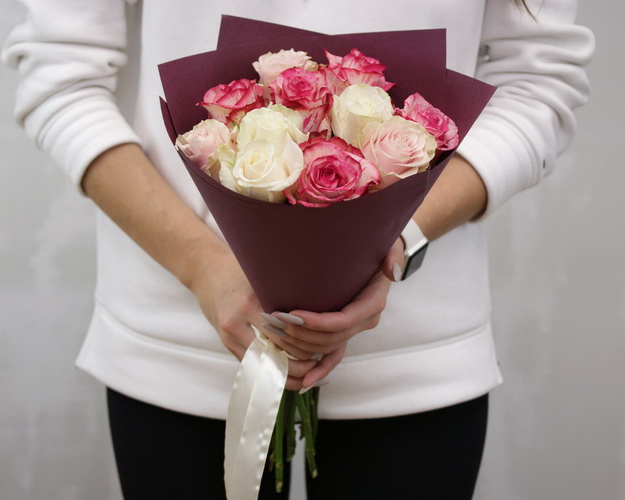 Букет з 11 троянд Рожевий мікс в упакуванні