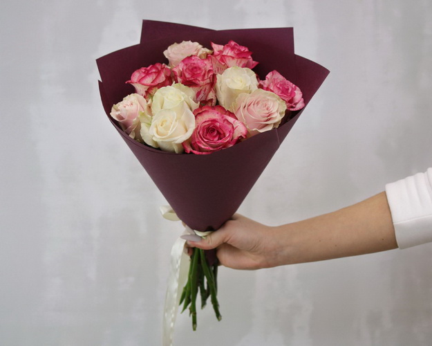 Букет з 11 троянд Рожевий мікс в упакуванні