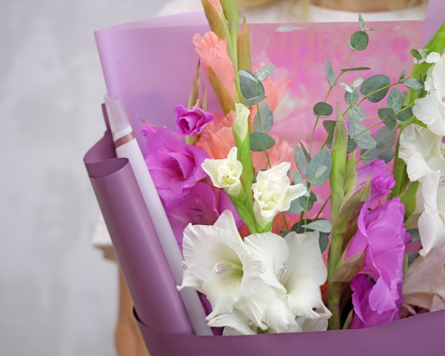 Букет з 5 гладіолусів у дизайнерській упаковці