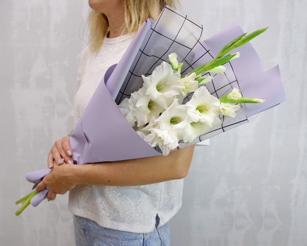 Букет із 3 гладіолусів у дизайнерській упаковці.