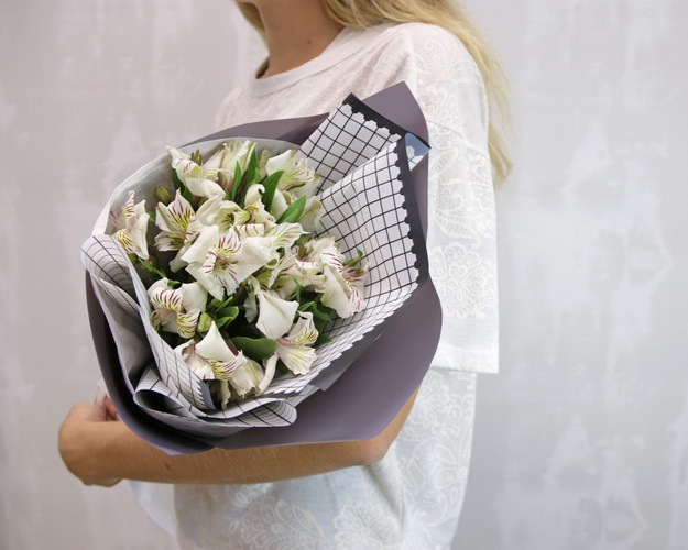 Букет з 5 альстромерій у дизайнерській упаковці